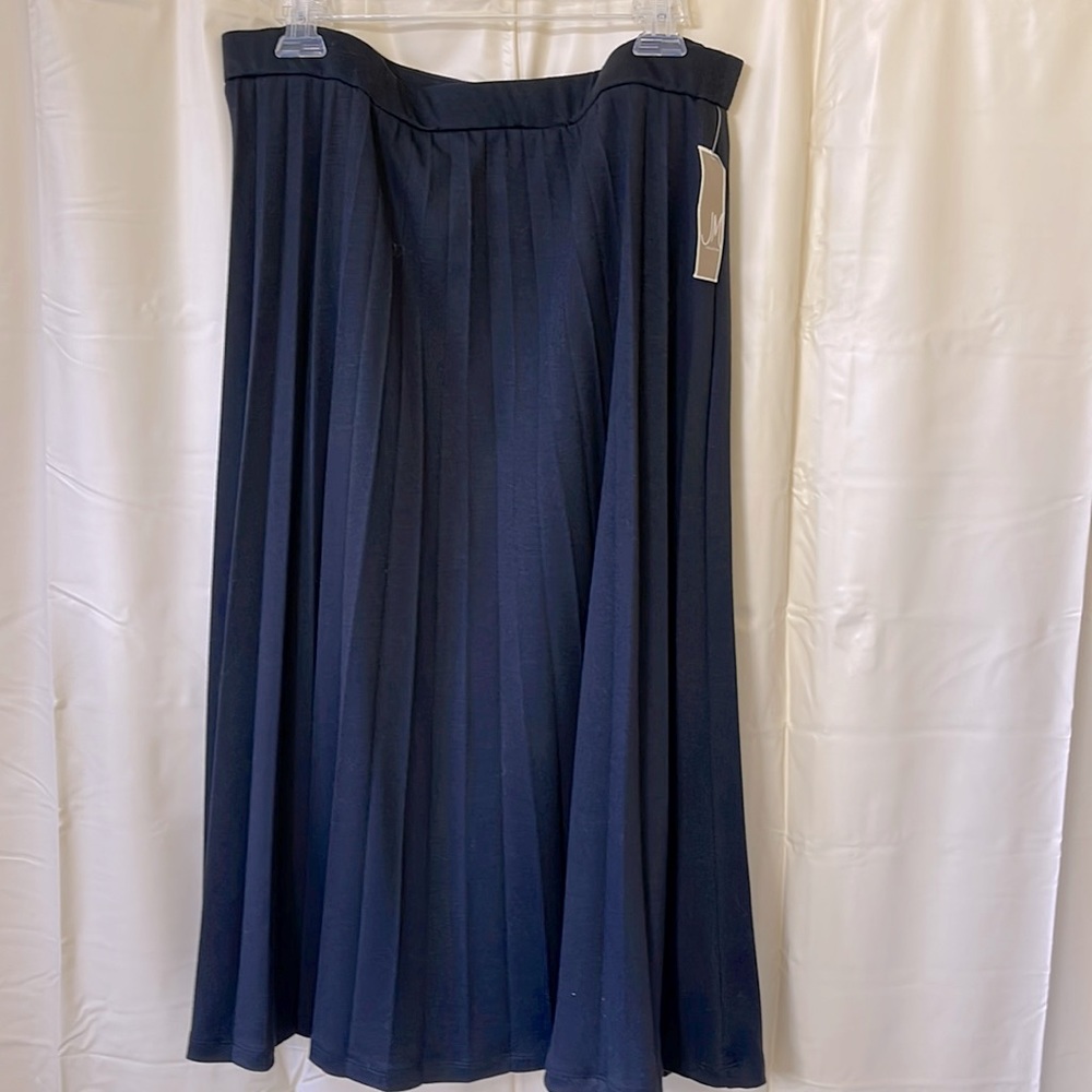 JM Collection pleated skirt.  Black; size Large, NWT